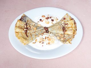 Palačinke sa Nutellom, lešnicima i šlagom