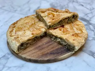 Torta salata con salsiccia, friarielli e mozzarella