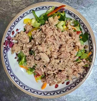 Salata sa tunjevinom 490 gr