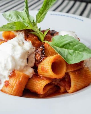 Mezzi Paccheri Con Tres tomate Con Albahaca Y Stracciatella