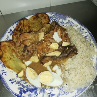 Platos del día. Pollo en Salsa Pepitoria con Guarnicion.