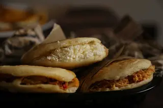 Arepa asada con Pollo (1 Ud.)