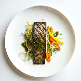 Păstrav la grătar cu legume julienne