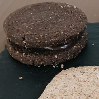 Biscotto nocciola e cacao con cioccolato fondente 