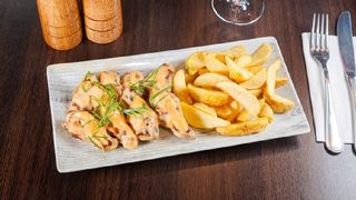 Aripioare de pui cu sos de miere si mustar, cartofi wedges