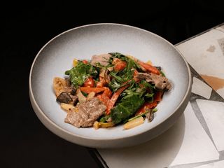 ТЕПЛИЙ САЛАТ З ЯЛОВИЧИНОЮ ТА ГЛИВАМИ (400g)
