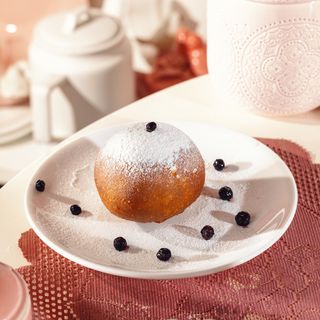 პონპონჩიკი ვანილის კრემით და მოცვით