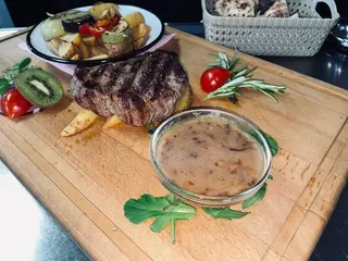 Biftek sa umakom od zelenog bibera 250g