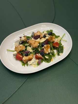 Теплий салат з індичкою, грушою та дор-блю