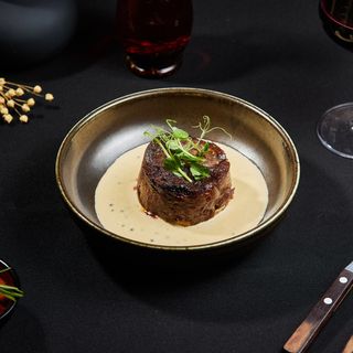 Muschi de vita cu sos de piper verde