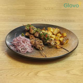 Hummus with lamb yakitori