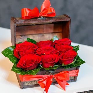 Mini Lădiță cu Trandafiri Rosii