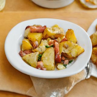 CARTOFI TARANESTI CU BACON SI LEGUME