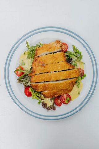 Салат з курячим шніцелем