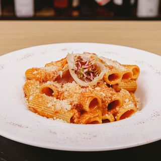 Rigatoni con sugo di porchetta e pecorino