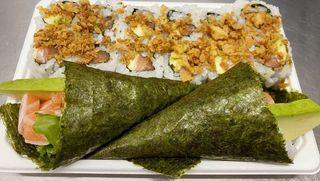 A23 - Temaki de Salmao, California de Salmao com Abacate e Cebola Frita (14 un.)