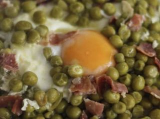 Guiso De Guisantes Con Carne Y Huevo Cuajado
