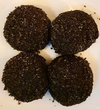 Palline di riso ricoperte con sesamo