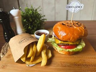 Burger z frytkami z batatów