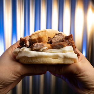 Arepa de Chicharrón y Queso de Mano
