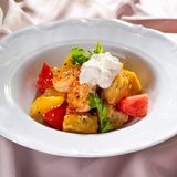 თბილი ხრაშუნა ბადრიჯნის სალათი კრევეტებით და სტრაჩატელათი