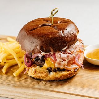 Фірмовий бургер з яловичою котлетою