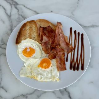 Huevos fritos con bacon/Fried eggs with bacon