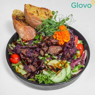 Wątróbka drobiowa z cebulą w sosie winnym