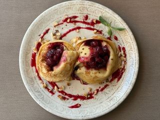 Млинці з вишнею та заварним кремом (250g)