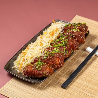 ქათმის ფრთბი კიმჩით ბრინჯთან ერთად