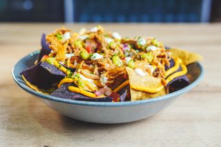 Nachos black and white (con pulled pork)