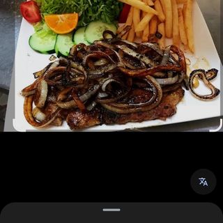 Ajiaco+ bistec encebollado papas fritas ensalda helado