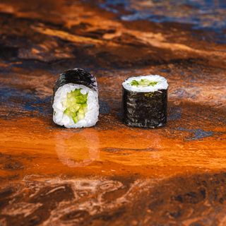 HOSOMAKI Z OGÓRKIEM, KREMOWYM SERKIEM I SEZAMEM 