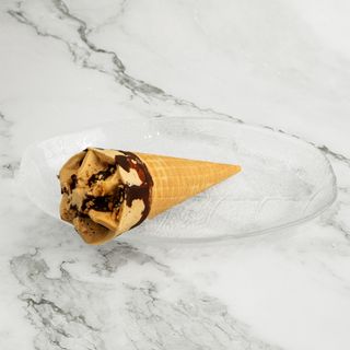 Cono de helado vainilla y chocolate