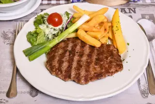 Pljeskavica sa pomfritom