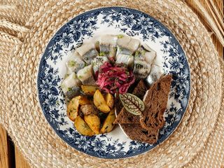 Маринований оселедець власного посолу з картоплею та саламахою (310г)