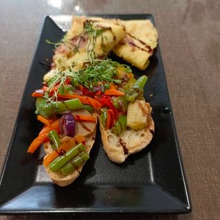 Омлет з беконом та брускетами з мікс овочами (210 гр)