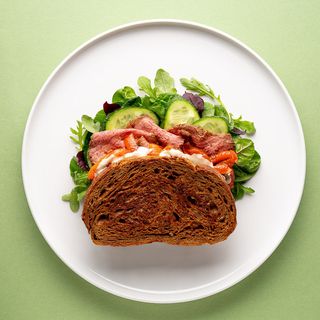 Яловичий сендвіч із маринованим перцем