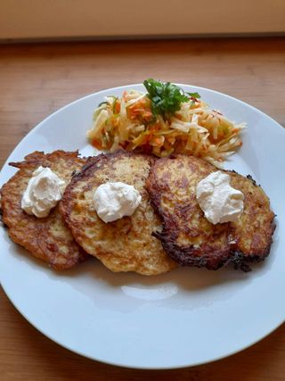 Placki ze smietaną 3szt , surówka