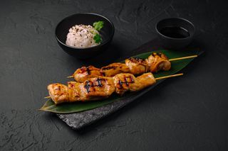 Yakitori din pulpă de pui, orez și sos 
