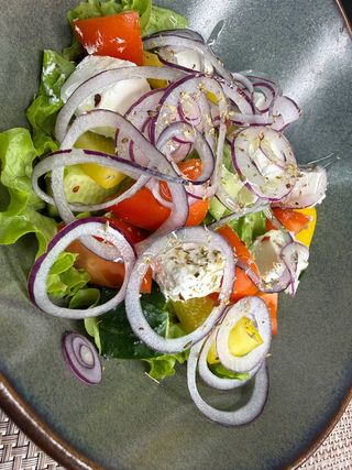 Греческий салат/ Salată grecească