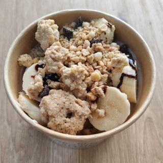 Platano + Mousse de Yogur + Sirope de Chocolate + Topping 