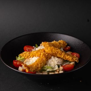 Салата с киноа и хрупкаво пилешко филе (380г)