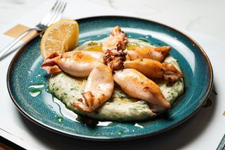 Lignje s roštilja s pireom od krompira i špinatom 400gr - Grilled Squid with Mashed Potatoes and Spinach