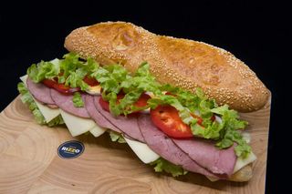 Sendvič s pastrami veliki + Cappy 0,33 l