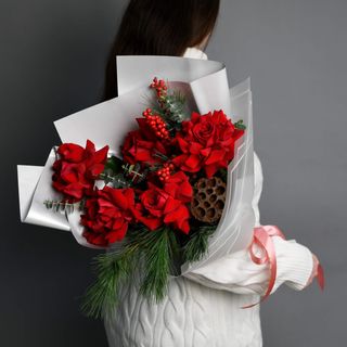 Buchet cu trandafiri speciali si brad