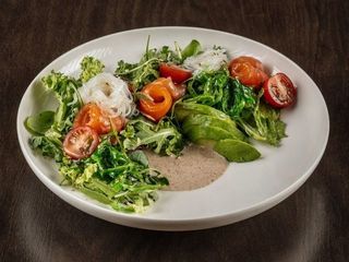 Салат із слабосоленим лососем та хіяші (225g)