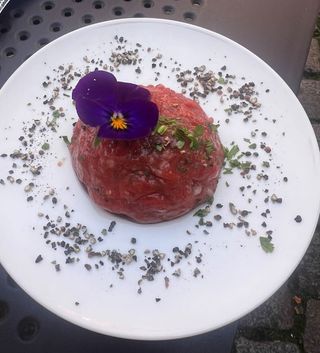 Tatar z polędwicy wołowej