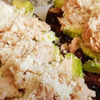 Tostada atún tomate y queso y aguacate 