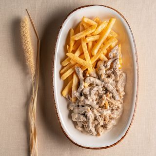 Бефстроганов з картопелькою фрі